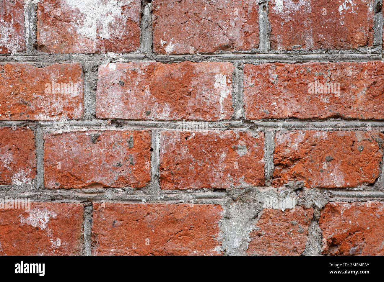 Texture de mur en brique rouge. Ancienne façade d'un bâtiment avec joints en béton, arrière-plan vintage Banque D'Images