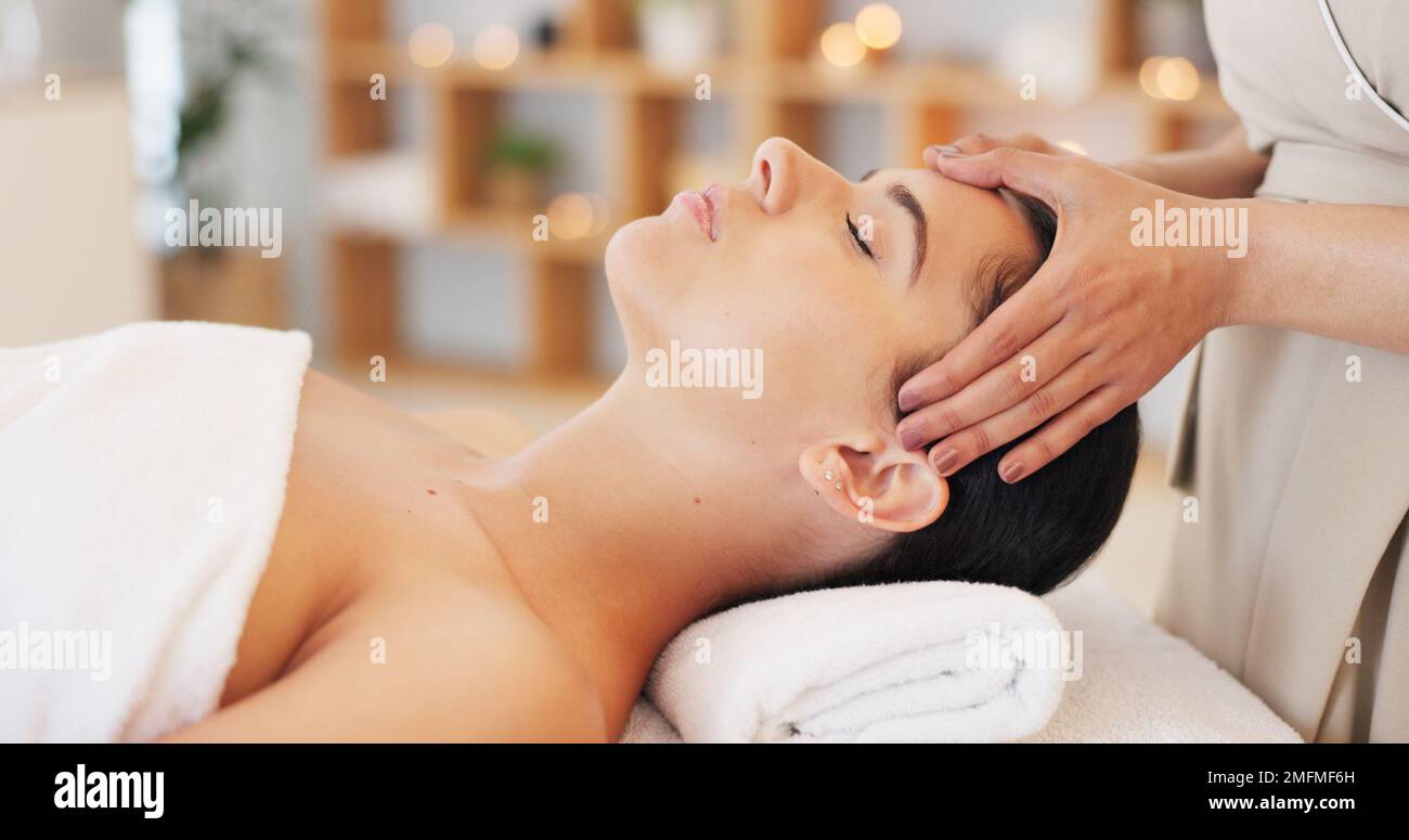 Belle Jeune Femme Dans Le Spa Salon Recevant Un Traitement Du Visage Avec  La Crème Visage À Fond Blanc. Concept De Beauté, Massage, Thérapie Sain Et  Relaxant Banque D'Images et Photos Libres