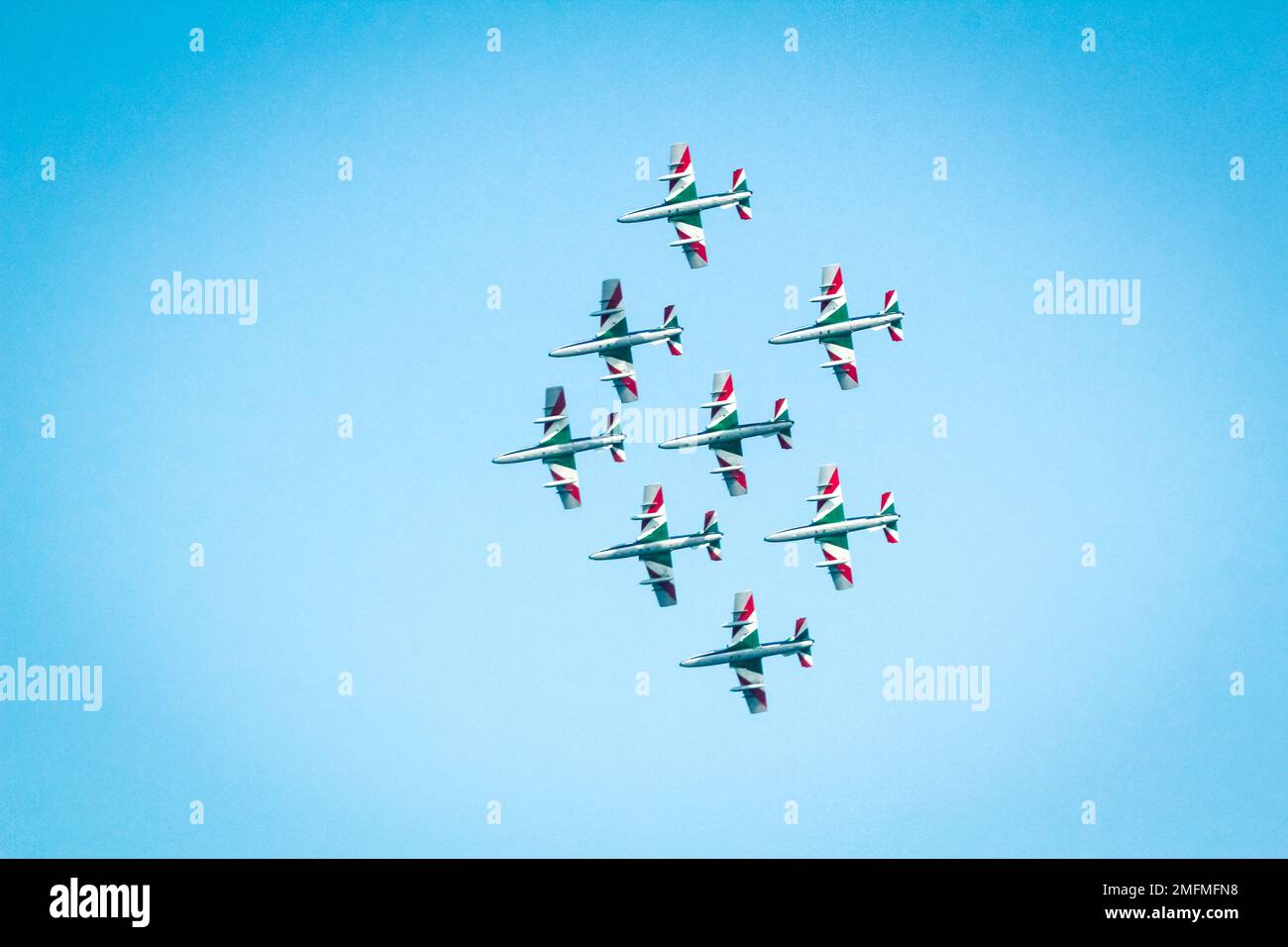 troices tricolores de l'aviation militaire italienne, vol pendant une exposition, la fumée des avions forme les couleurs du drapeau italien Banque D'Images