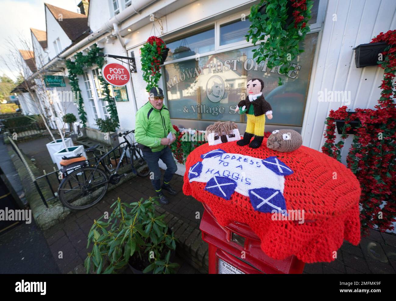 Un surmatelas en maille célébrant la nuit de Burns placé sur une boîte postale à Alloway, Ayrshire. Date de la photo: Mercredi 25 janvier 2023. Banque D'Images