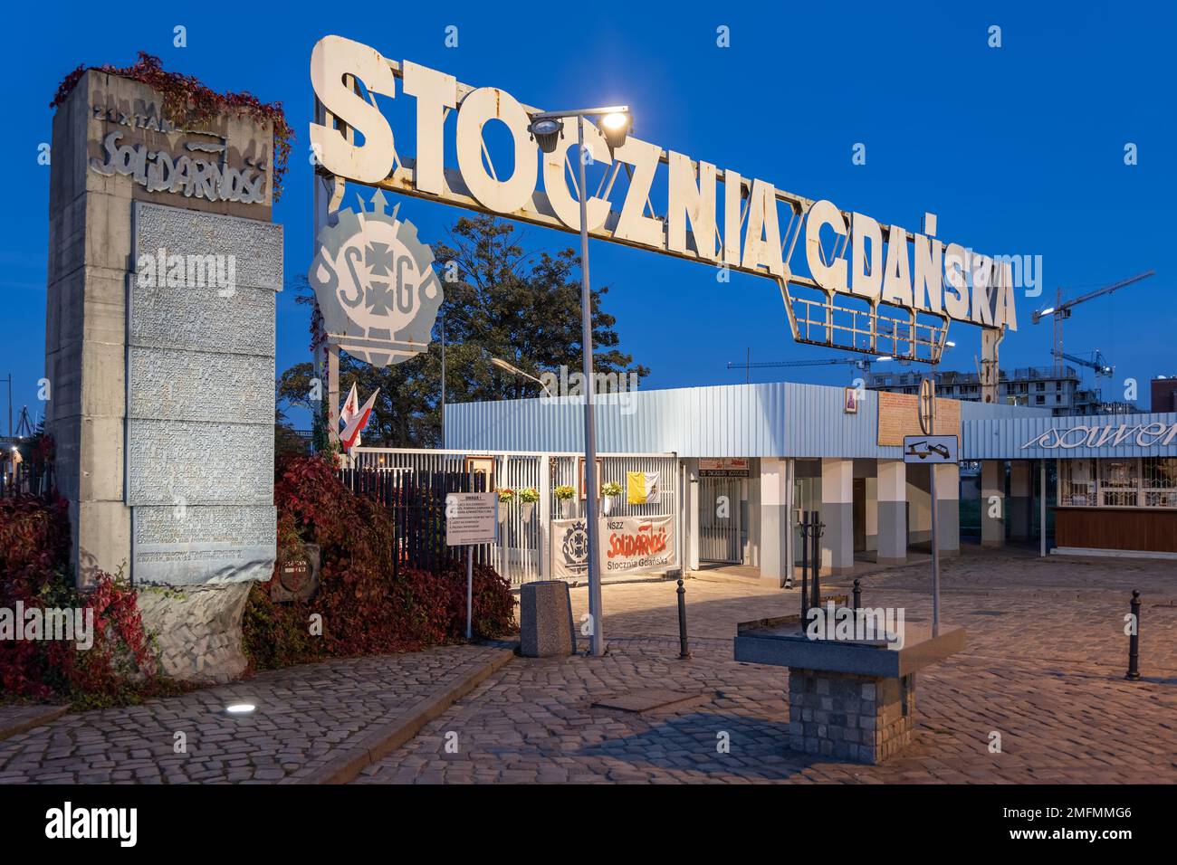 Gdansk, Pologne - 7 octobre 2022 - porte n° 2 du chantier naval de Gdańsk (en polonais : Stocznia Gdańska) la nuit, entrée historique célèbre, monument de la ville an Banque D'Images