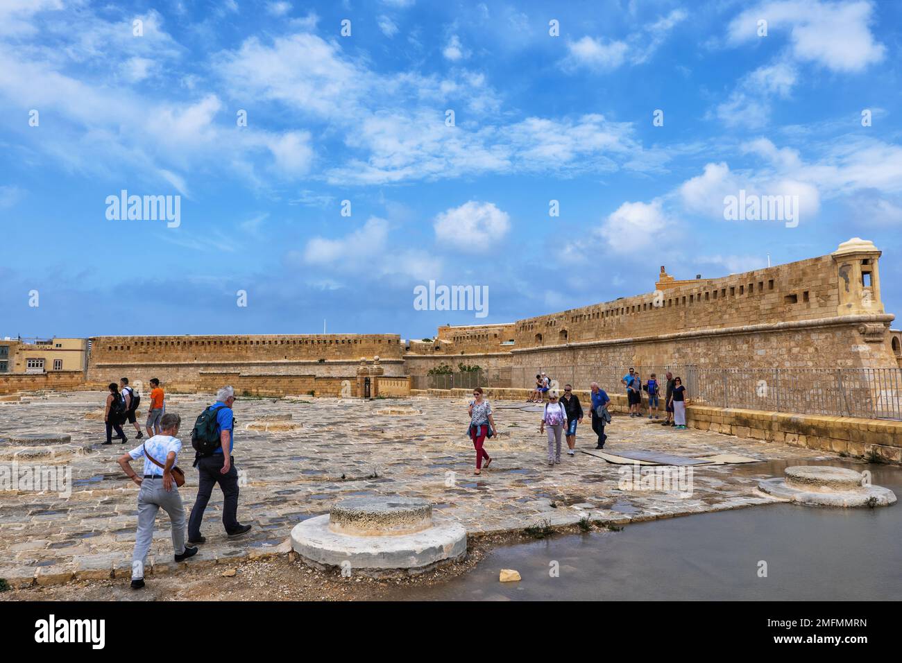 Valette, Malte - 9 octobre 2019 - gens, groupe de touristes au fort Saint Elmo du 16th siècle, fortification construite par l'ordre de Saint Jean Banque D'Images