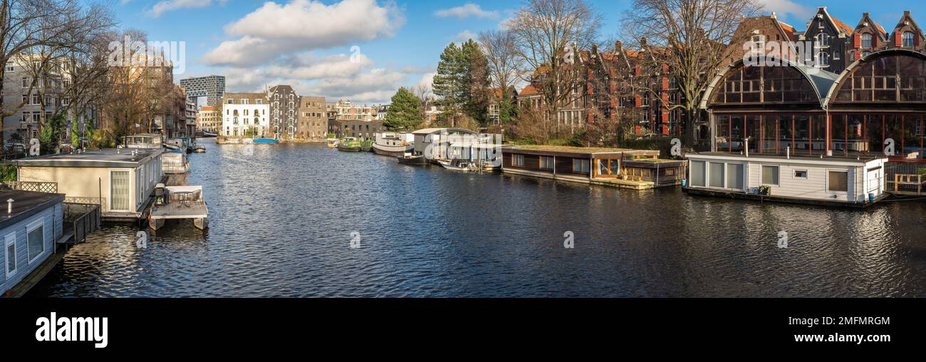Panorama du quartier des îles de l'Ouest dans le quartier central d'Amsterdam, vue sur les maisons et les bateaux le long du canal Prinseneilandsgracht Banque D'Images