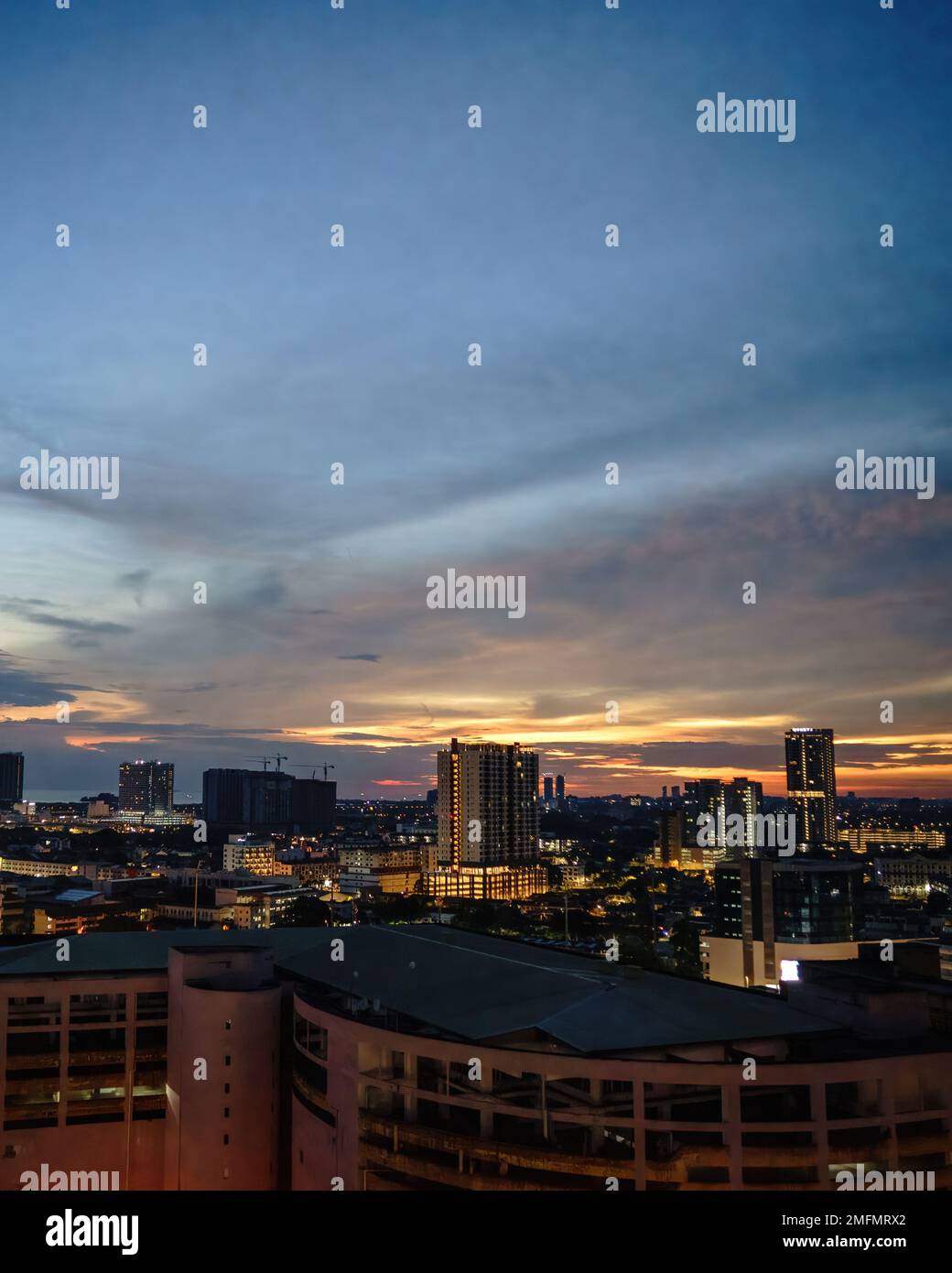 Flou vue panoramique de la ville, de la circulation et de la lumière au coucher du soleil. Lumières de ville colorées. Banque D'Images