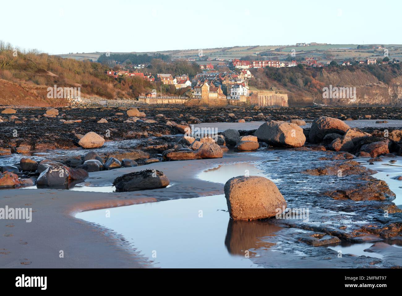 Lumière du matin illuminant Robin Hood's Bay, North Yorkshire, Royaume-Uni Banque D'Images