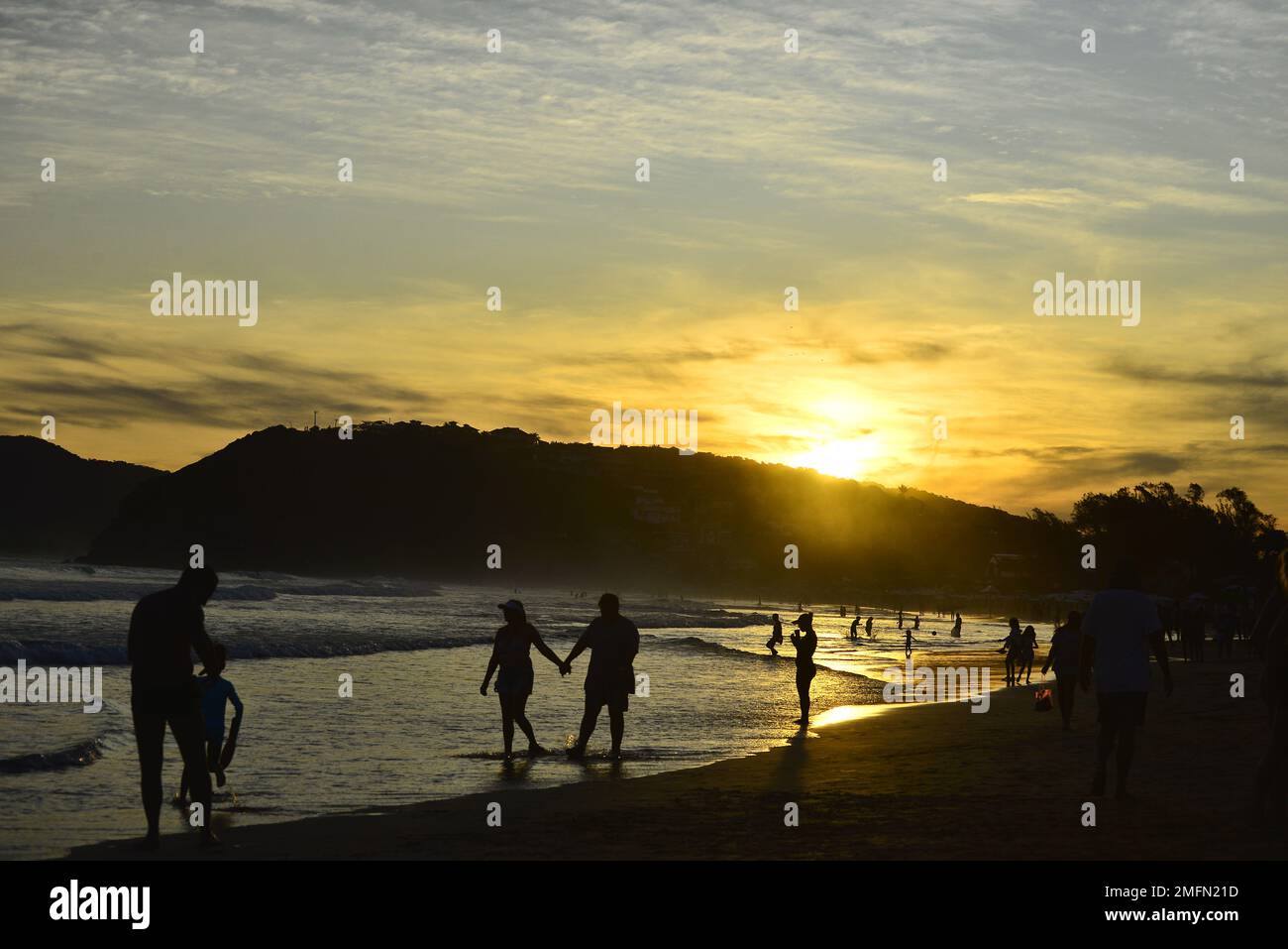 Les gens qui apprécient le coucher du soleil sur la plage de Geribá, Búzios, Rio de Janeiro, Brésil Banque D'Images