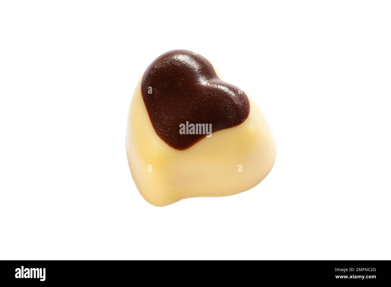 Chocolat praliné aux noisettes de la collection Waitrose indulgent Chocolate isolée sur fond blanc, praline douce aux noix de musc dans un double coeur de chocolat Banque D'Images