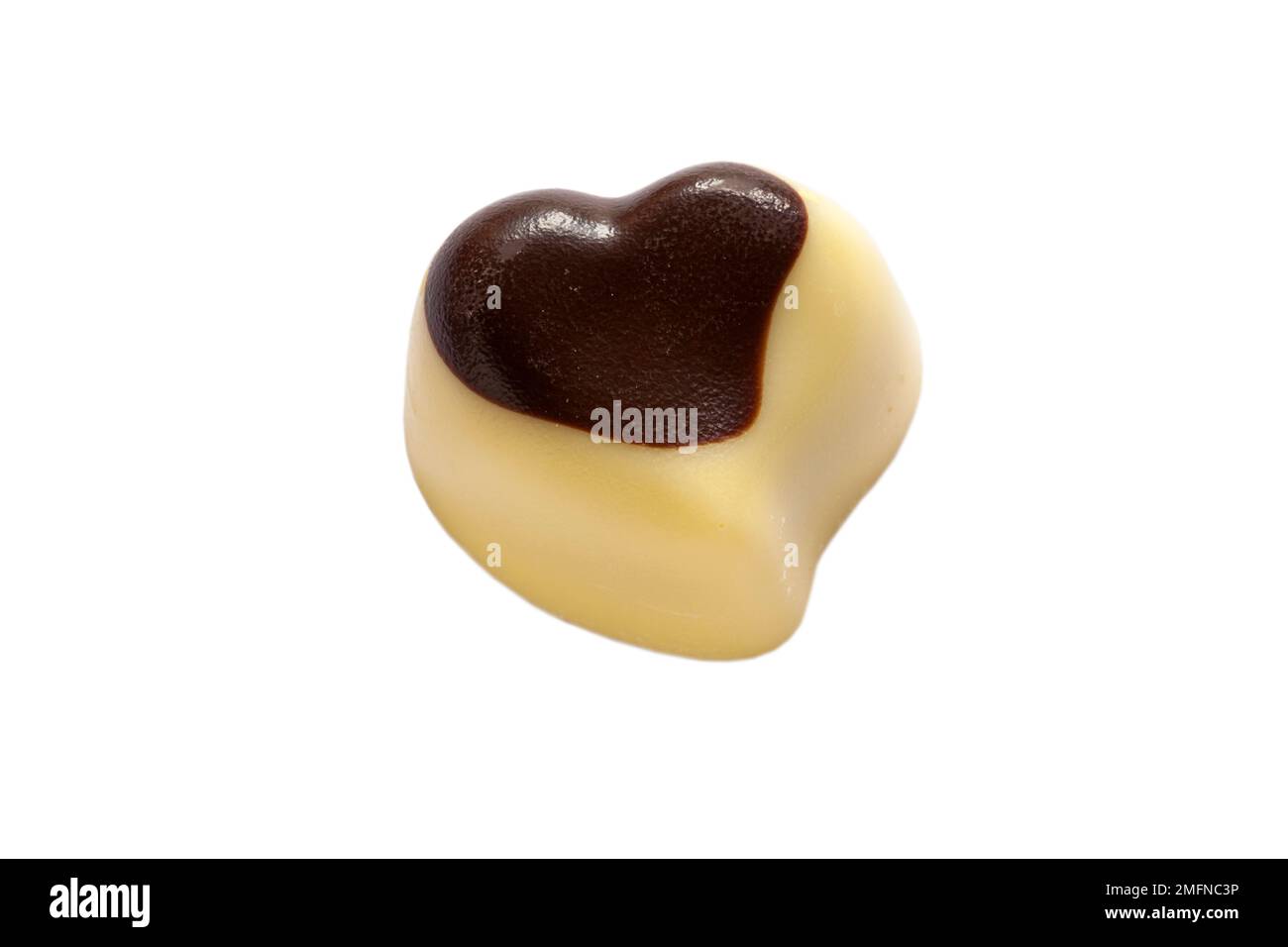 Chocolat praliné aux noisettes de la collection Waitrose indulgent Chocolate isolée sur fond blanc, praline douce aux noix de musc dans un double coeur de chocolat Banque D'Images