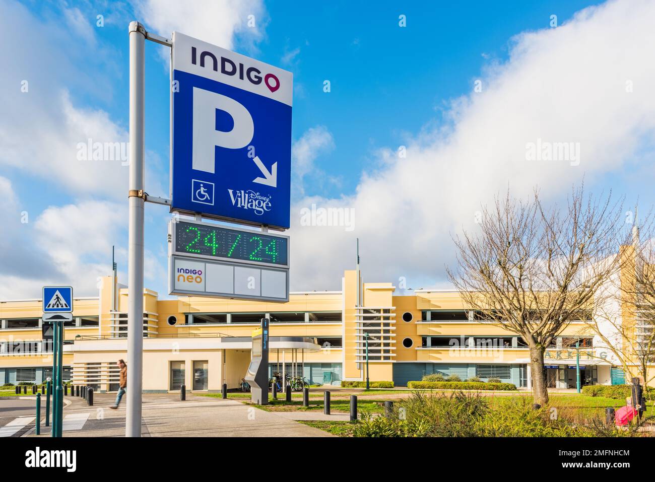 Parking garage à Disney Village, complexe de boutiques, restaurants et divertissements à Disneyland Paris. Banque D'Images