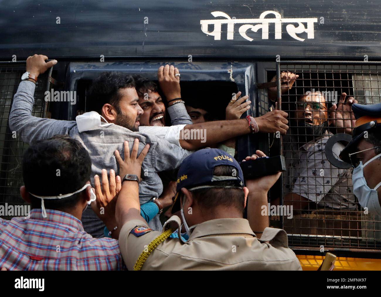 Police detain Bharatiya Janata party workers protesting against Maharashtra state government for the arrest of television news anchor Arnab Goswami in Mumbai, India, Wednesday, Nov. 4, 2020. Indian police on Wednesday said they arrested the Republic TV founder and charged him with abetment to suicide in connection with the 2018 deaths of an interior designer and the designer's mother. (AP Photo/Rajanish Kakade) Banque D'Images