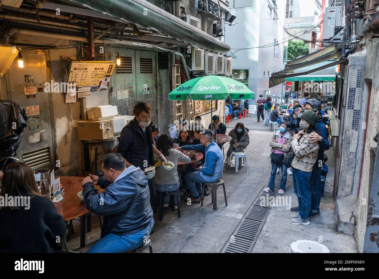 Hong Kong - 2022 décembre - les personnes qui mangent à l'arrêt de nourriture en plein air dans le quartier central Banque D'Images