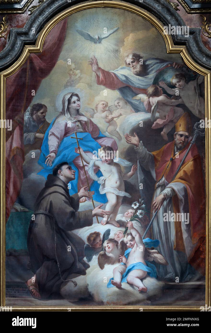 VARALLO, ITALIE - 17 JUILLET 2022: La peinture de Madonna parmi les saintes dans l'église Basilica del Sacro Monte par Paolo Cazzinca (1710). Banque D'Images