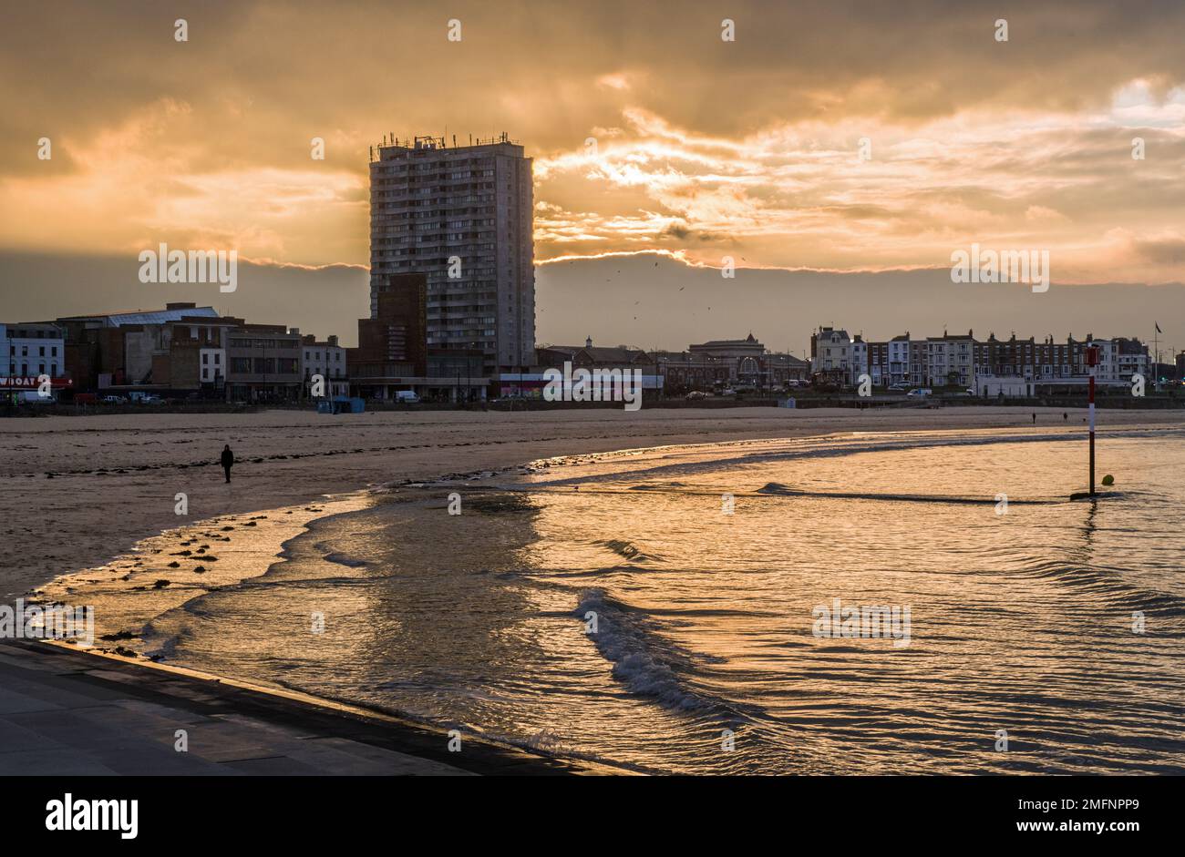 Le front de mer et la plage de Margate Kent lors d'une soirée ensoleillée Banque D'Images