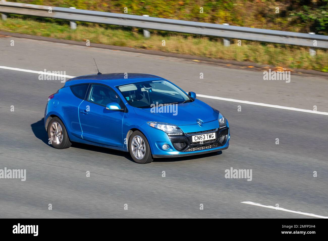 2013 Bleu RENAULT MEGANE DYNAMIQUE TOMTOM ENERGY DCI S/S manuelle 1461cc 6 vitesses ; sur l'autoroute M61, Royaume-Uni Banque D'Images