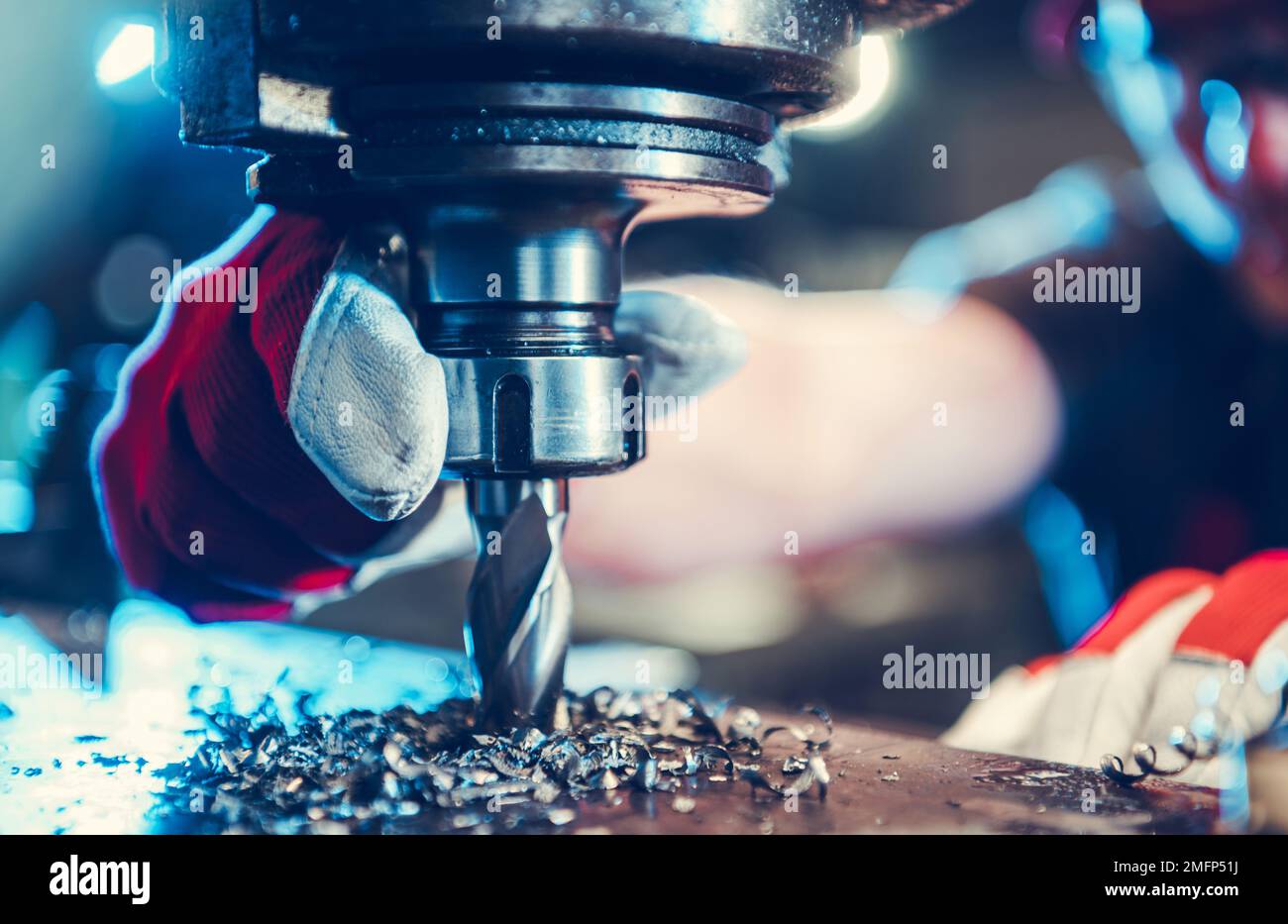 Perçage de métal travail de métal. Opérateur de fraiseuse professionnel. Thème industriel. Banque D'Images