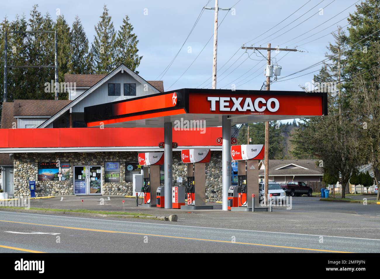 Sultan, WA, Etats-Unis - 16 janvier 2023 ; station-service Texaco avec pompes en libre-service et piste vide Banque D'Images