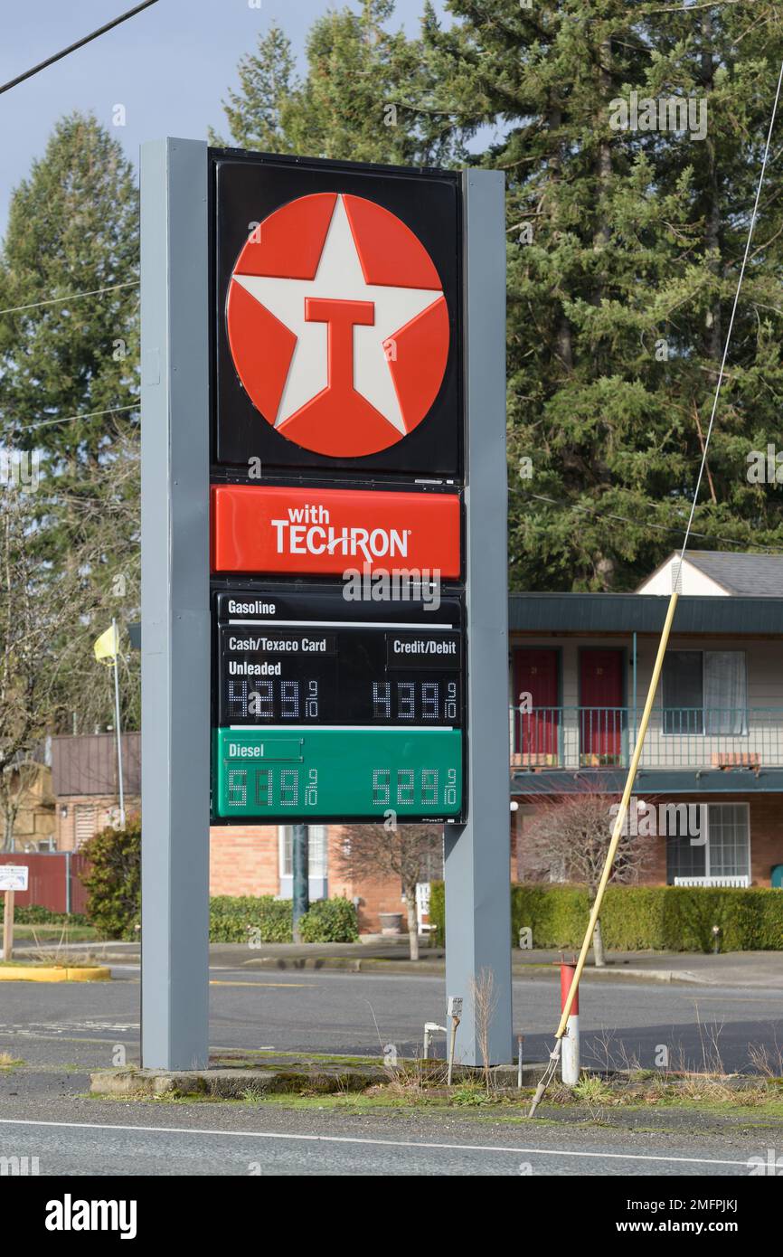 Sultan, WA, Etats-Unis - 16 janvier 2023 ; panneau de station-service Texaco avec logo et marquage sur le côté de la route Banque D'Images