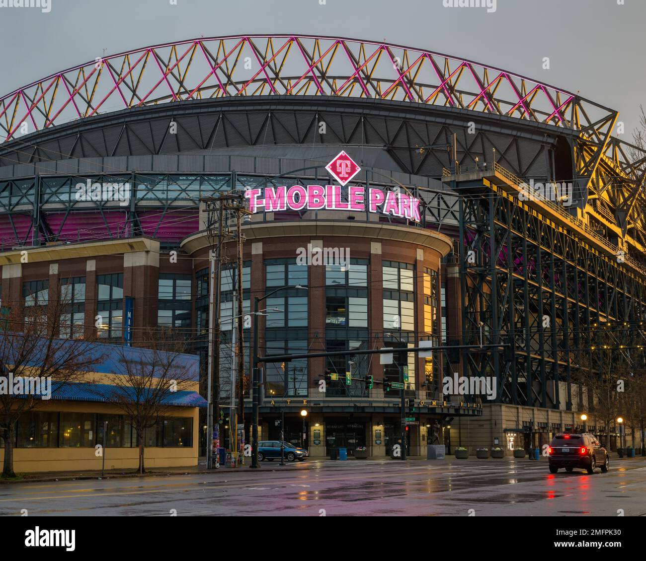 Seattle - 15 janvier 2023 ; stade de baseball T Mobile Park sur une maison humide d'hiver matinale des Seattle Mariners avec panneau rose illuminé Banque D'Images