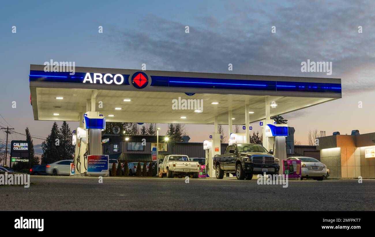 Snohomish, WA, Etats-Unis - 23 janvier 2023 ; piste de la station-service Arco au crépuscule à Snohomish, Washington Banque D'Images