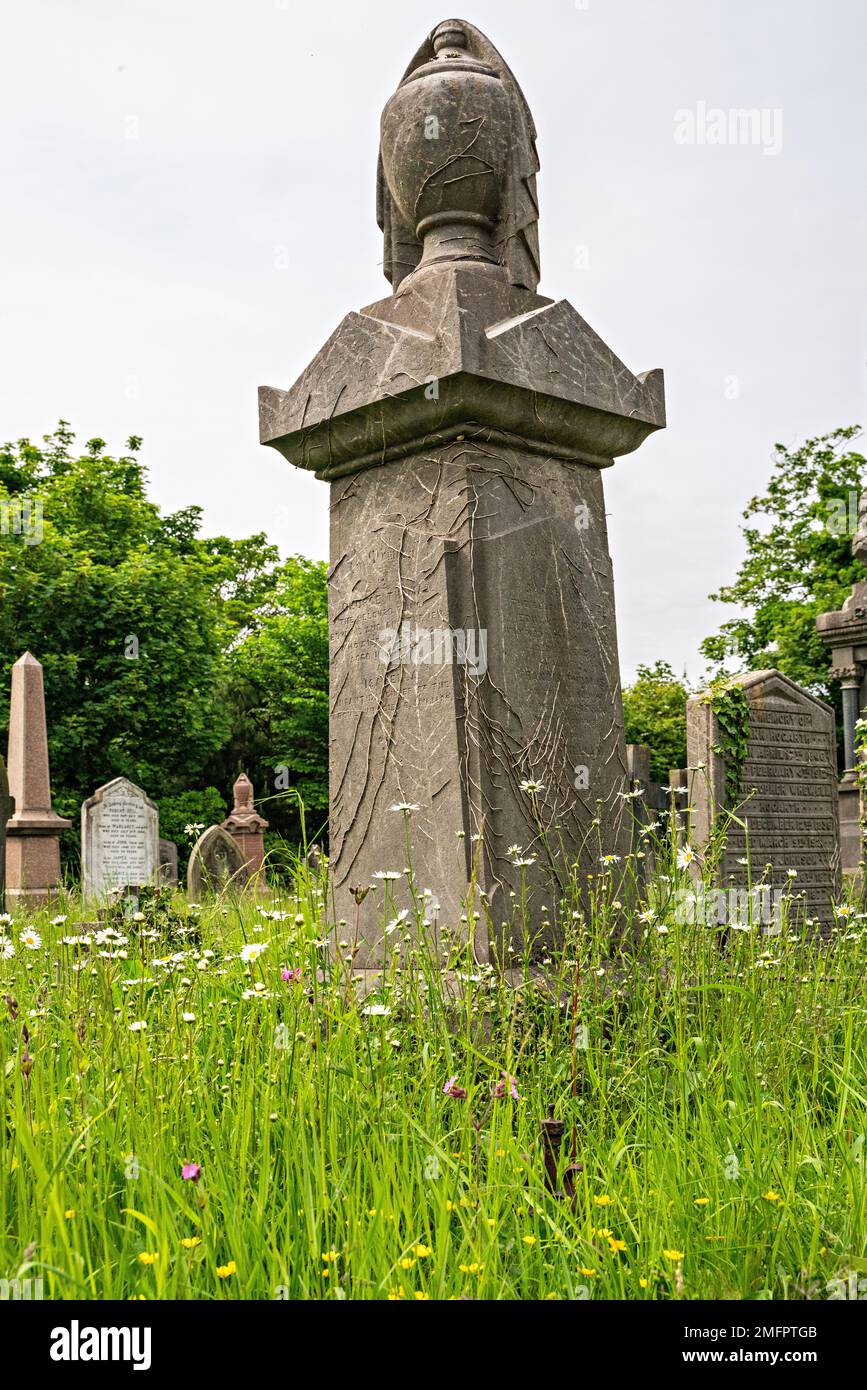 Pierre tombale dans le cimetière, Morecambe, Lancashire, Royaume-Uni Banque D'Images