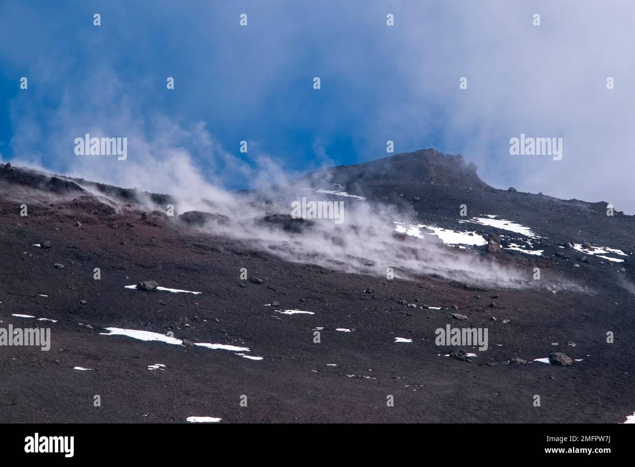 La fumée s'élève des cratères de l'Etna, Mongibello, à plus de 3350 m du plus haut volcan d'Europe. Banque D'Images