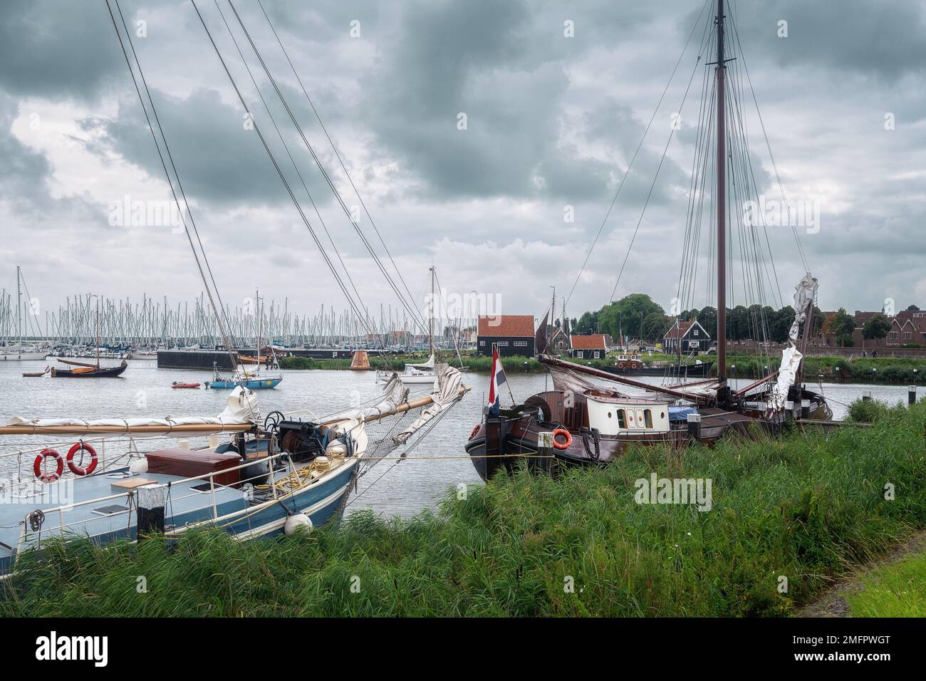 Enkhuizen, pays-Bas - 18 août,2021: Village de pêcheurs traditionnel avec de petites maisons, une église et des navires à Enkhuizen, Hollande du Nord aux pays-Bas Banque D'Images
