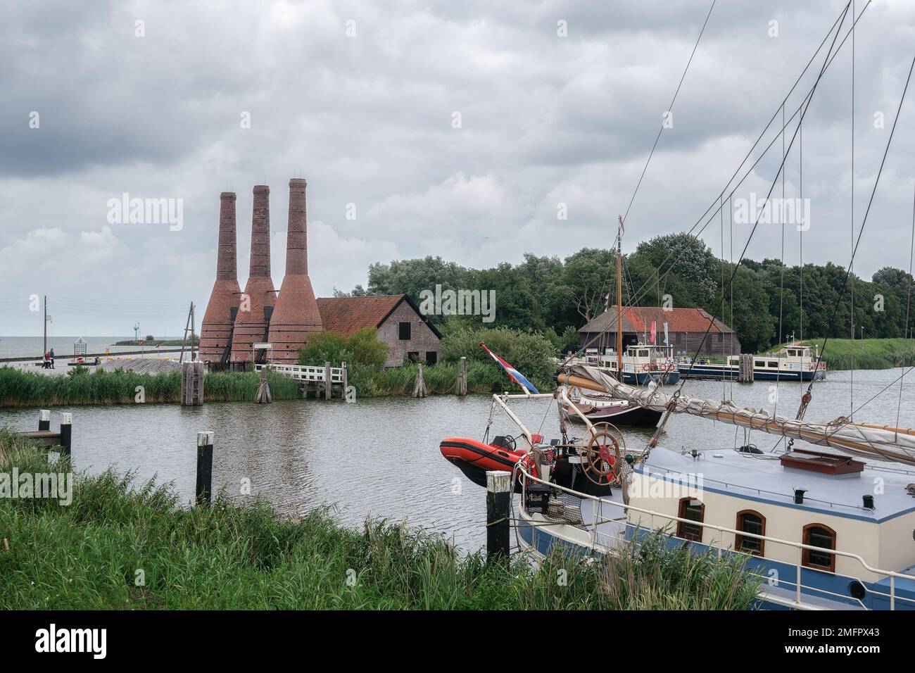 Enkhuizen, pays-Bas - 18 août,2021:village de pêche traditionnel avec de petites maisons, une église et des navires à Enkhuizen, pays-Bas du Nord, aux pays-Bas Banque D'Images