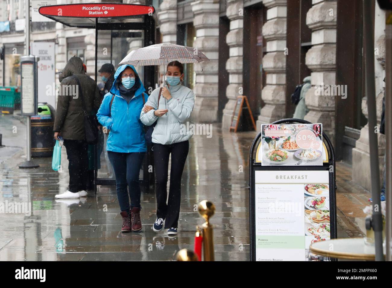 People wearing masks to help prevent the spread of the coronavirus walk along Regent Street in London, Thursday, Oct. 29, 2020. Around 100,000 people are catching the coronavirus every day in England, according to the latest Imperial College London study. (AP Photo/Alastair Grant) Banque D'Images