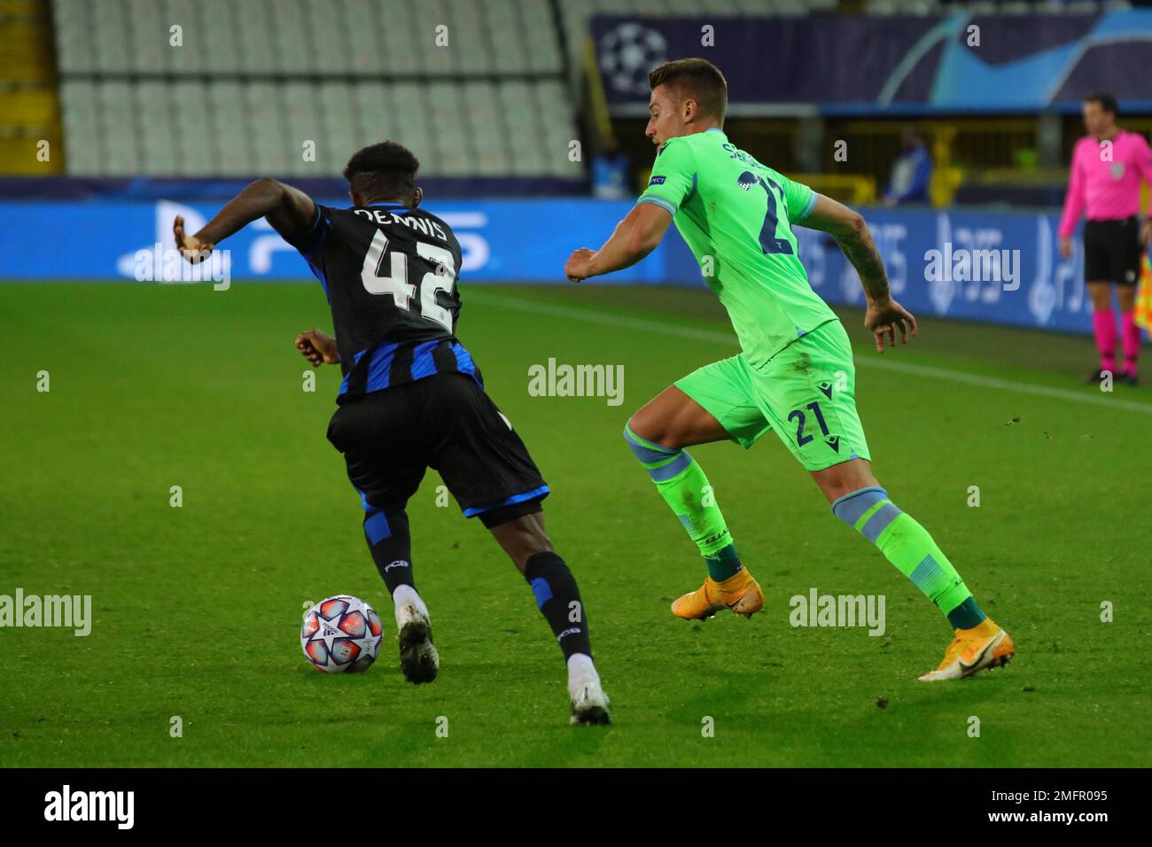 Lazio's Sergej Milinkovic-Savic, right, vies for the ball with Brugge's Emmanuel Dennis during the Champions League Group F soccer match between Brugge and Lazio at the Jan Breydel stadium in Bruges, Belgium, Wednesday, Oct. 28, 2020. (AP Photo/ Olivier Matthys) Banque D'Images