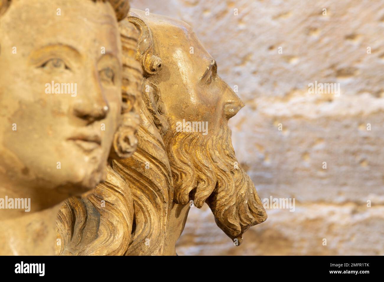 VALENCE, ESPAGNE - 14 FÉVRIER 2022 : le détail de la statue de l'apôtre de la porte de Puerta de los Apostloles dans la cathédrale. Banque D'Images