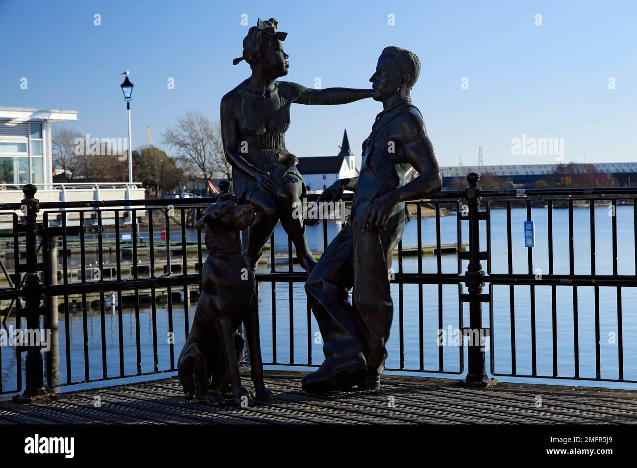 Les gens comme nous la sculpture, la baie de Cardiff, Cardiff, Pays de Galles, Royaume-Uni. Banque D'Images