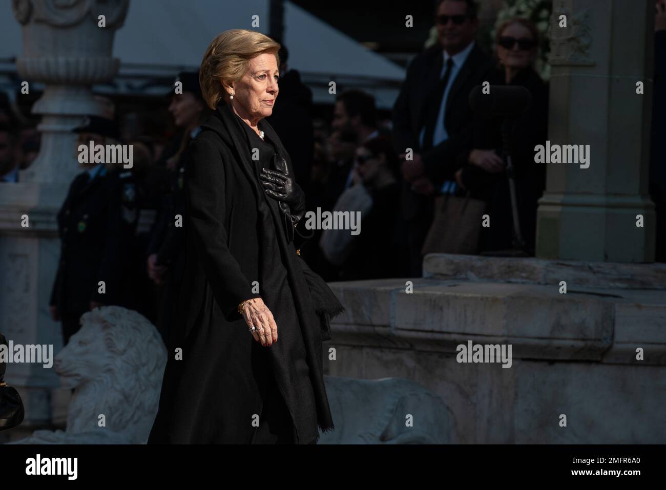 Athènes, Grèce. 16th janvier 2023. La reine Anne-Marie arrive pour les funérailles de l'ancien roi Constantine II de Grèce à la cathédrale métropolitaine d'Athènes. Crédit: Nicolas Koutsokostas/Alay stock photo. Banque D'Images