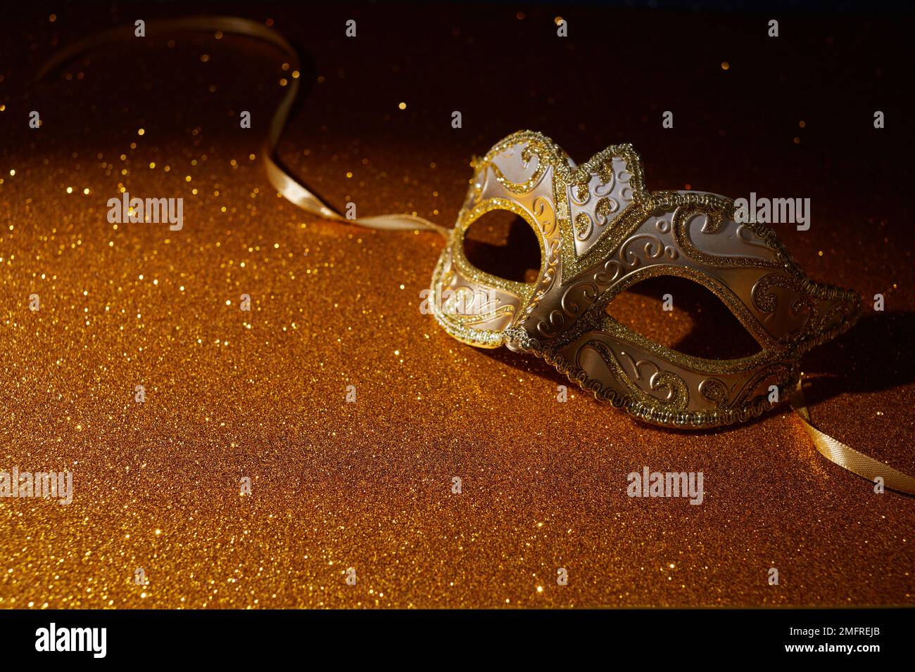 Mascarade Venitian, Mardi gras masque de carnaval sur fond de paillettes. Banque D'Images