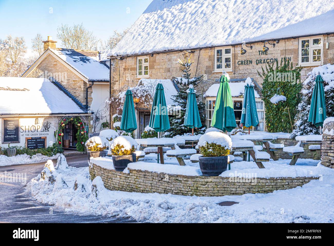 Début de l'hiver, neige au Green Dragon Inn Pub & Shop dans le village de Cotswold à Cockleford près de Cowley, Gloucestershire, Angleterre Banque D'Images