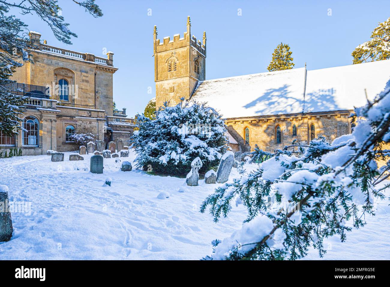 Début de l'hiver neige sur l'église de St Mary à côté de Cowley Manor Hotel dans le village Cotswold de Cowley, Gloucestershire, Angleterre Royaume-Uni Banque D'Images