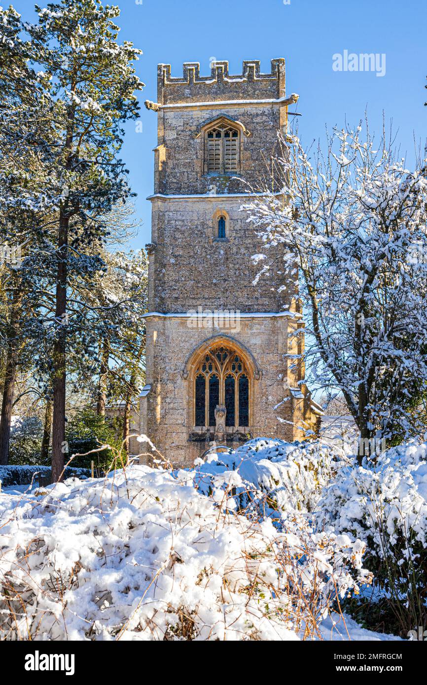 Début hiver neige à l'église de St John l'évangéliste dans le village Cotswold d'Elkstone, Gloucestershire, Angleterre Royaume-Uni Banque D'Images