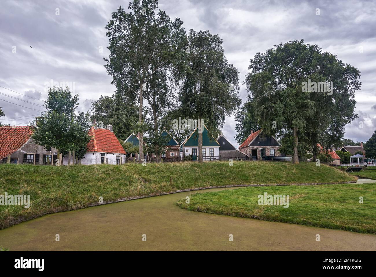 Maisons de pêcheurs anciennes dans un musée en plein air à Enkhuizen, Hollande. Banque D'Images