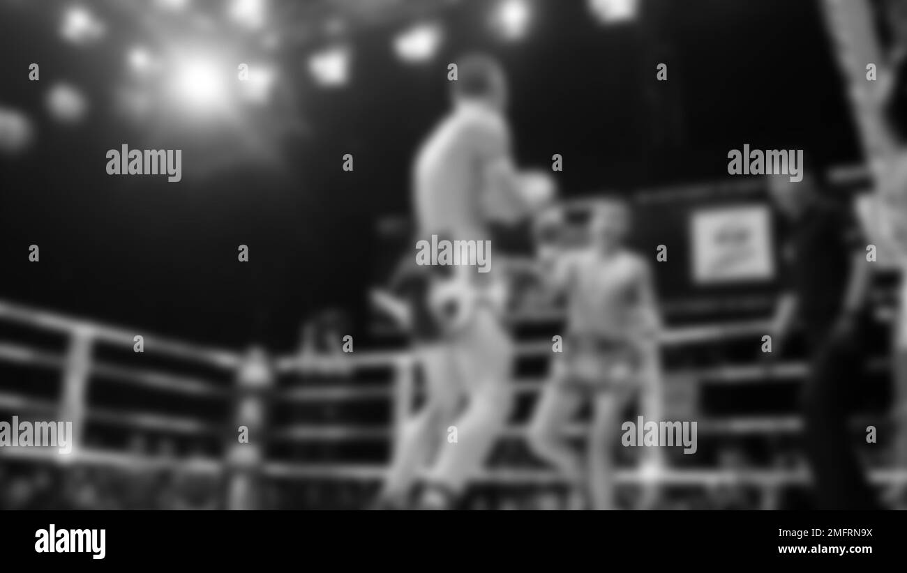 Images floues photo noir et blanc style de boxe thaï ou Muay Thai ou Kickboxing que local et boxer foriegn combattent sur le ring à l'intérieur Banque D'Images