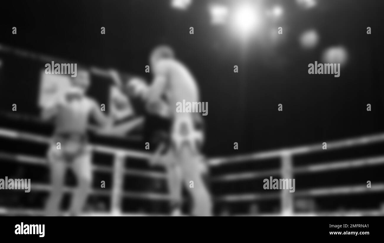 Images floues photo noir et blanc style de boxe thaï ou Muay Thai ou Kickboxing que local et boxer foriegn combattent sur le ring à l'intérieur Banque D'Images