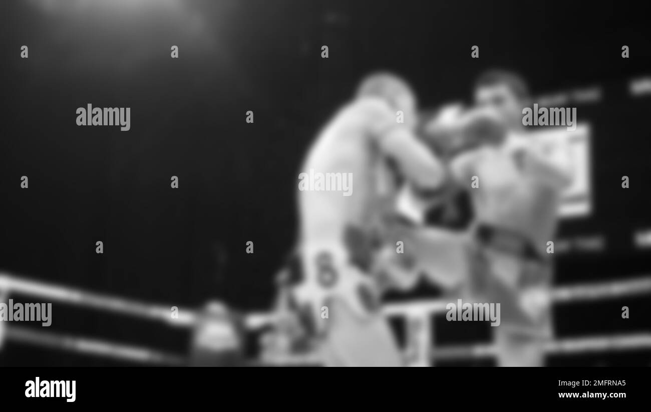 Images floues photo noir et blanc style de boxe thaï ou Muay Thai ou Kickboxing que local et boxer foriegn combattent sur le ring à l'intérieur Banque D'Images