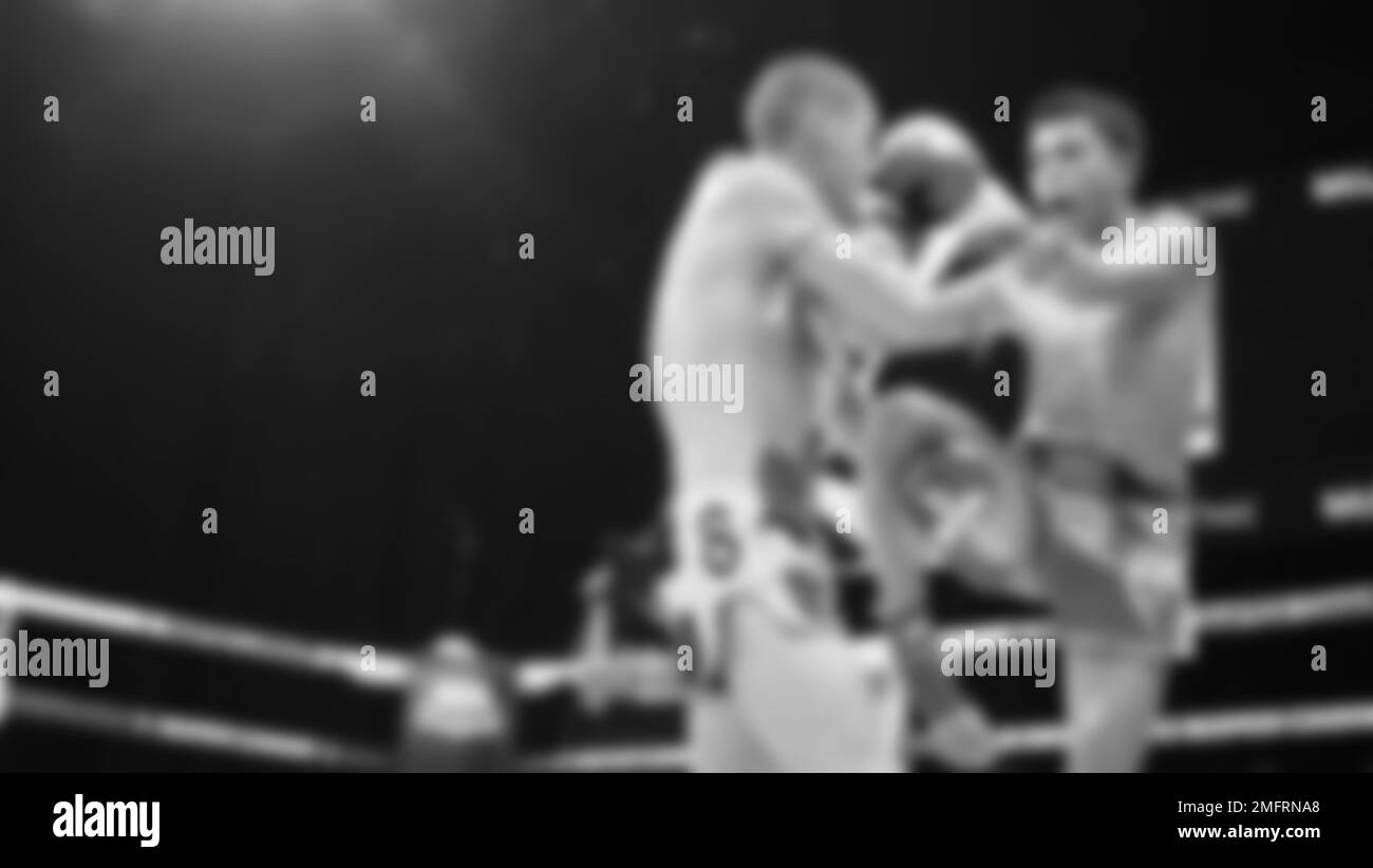 Images floues photo noir et blanc style de boxe thaï ou Muay Thai ou Kickboxing que local et boxer foriegn combattent sur le ring à l'intérieur Banque D'Images