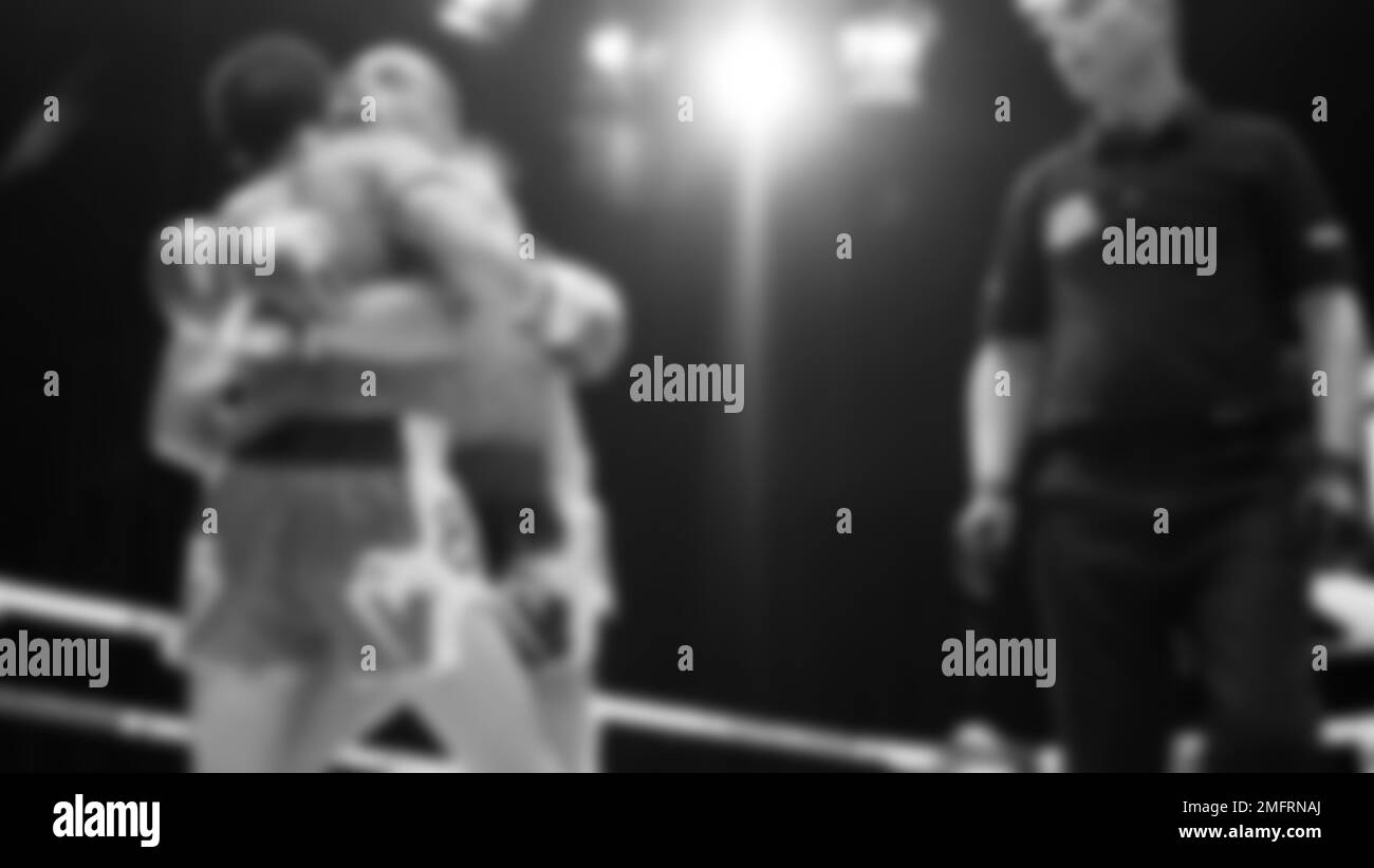 Images floues photo noir et blanc style de boxe thaï ou Muay Thai ou Kickboxing que local et boxer foriegn combattent sur le ring à l'intérieur Banque D'Images