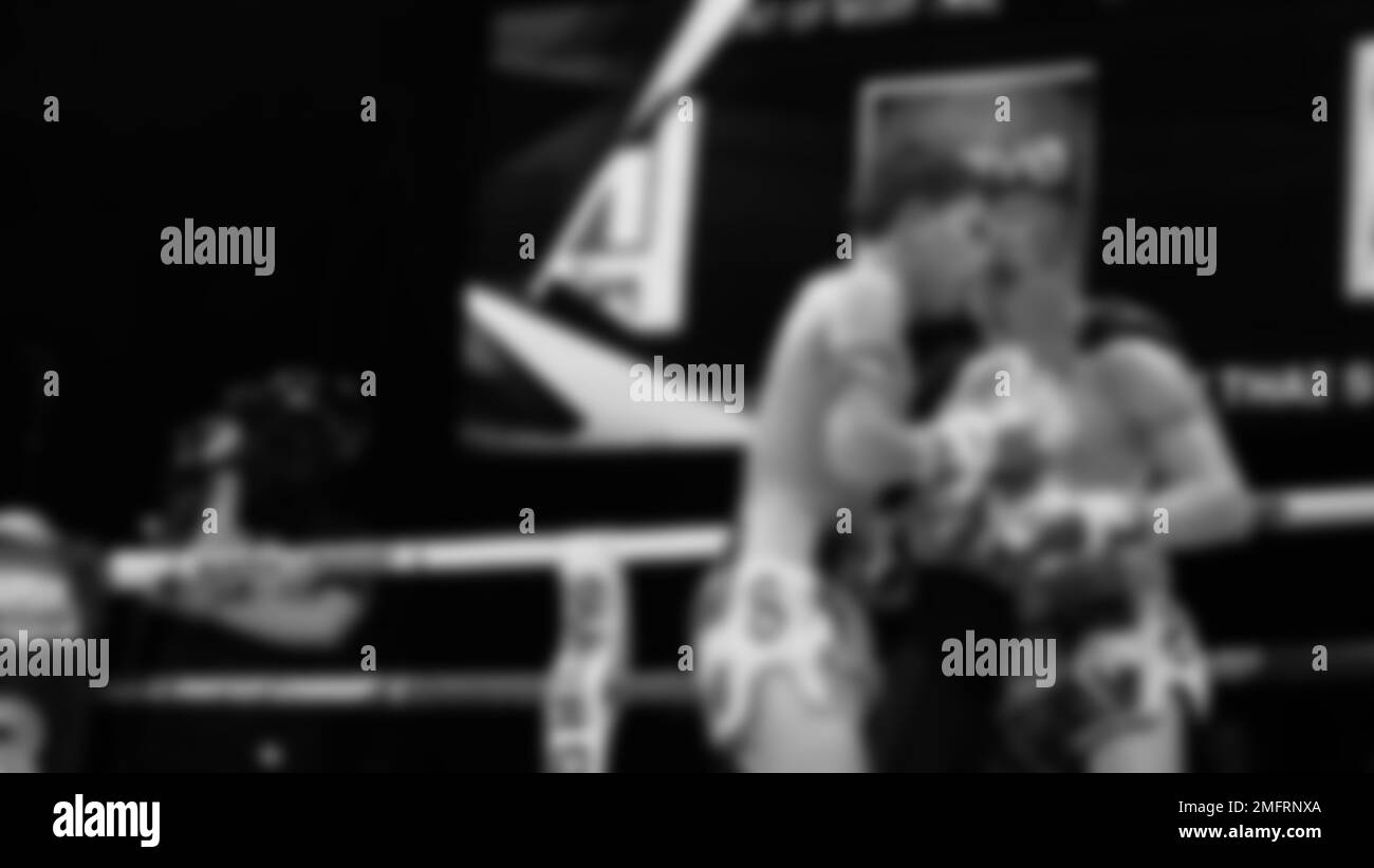 Images floues photo noir et blanc style de boxe thaï ou Muay Thai ou Kickboxing que local et boxer foriegn combattent sur le ring à l'intérieur Banque D'Images