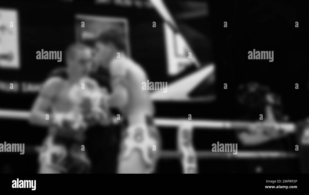 Images floues photo noir et blanc style de boxe thaï ou Muay Thai ou Kickboxing que local et boxer foriegn combattent sur le ring à l'intérieur Banque D'Images