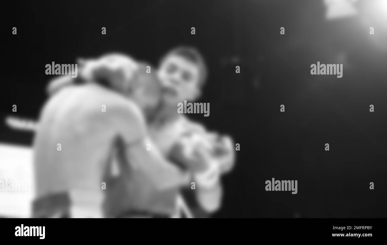 Images floues photo noir et blanc style de boxe thaï ou Muay Thai ou Kickboxing que local et boxer foriegn combattent sur le ring à l'intérieur Banque D'Images