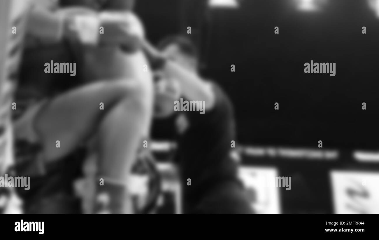 Images floues photo noir et blanc style de boxe thaï ou Muay Thai ou Kickboxing que local et boxer foriegn combattent sur le ring à l'intérieur Banque D'Images