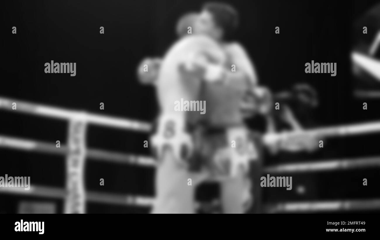 Images floues photo noir et blanc style de boxe thaï ou Muay Thai ou Kickboxing que local et boxer foriegn combattent sur le ring à l'intérieur Banque D'Images