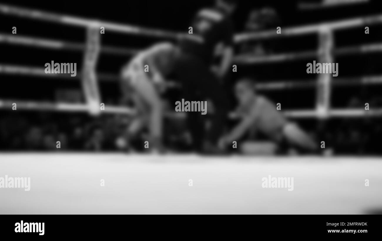 Images floues photo noir et blanc style de boxe thaï ou Muay Thai ou Kickboxing que local et boxer foriegn combattent sur le ring à l'intérieur Banque D'Images