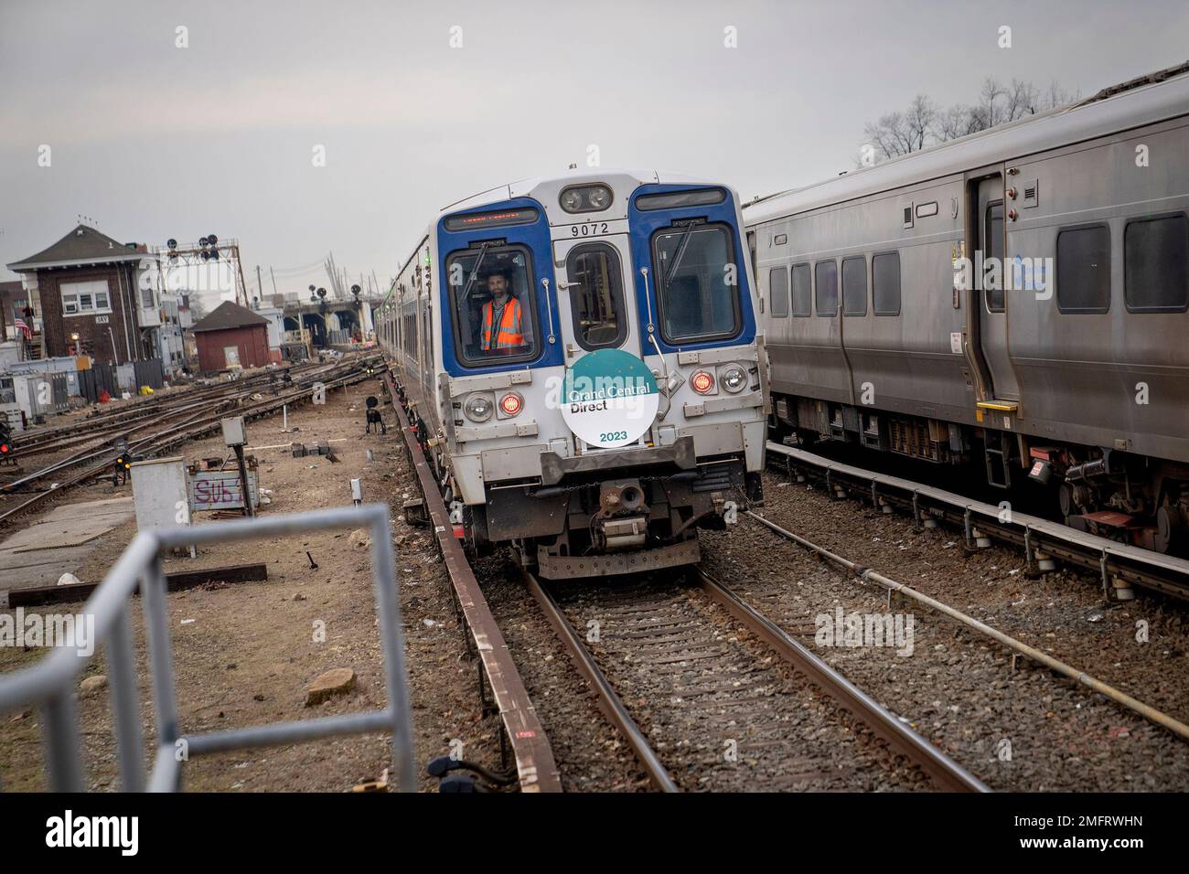 A Long Island Rail Road train departs for its inaugural trip from Jamaica station towards Manhattan, Wednesday, Jan. 25, 2023, in the Queens borough of New York. After years of delays and massive cost overruns, one of the world's most expensive railway projects has begun shuttling its first passengers between Long Island to the latest addition to New York City's iconic Grand Central Terminal. (AP Photo/John Minchillo) Banque D'Images