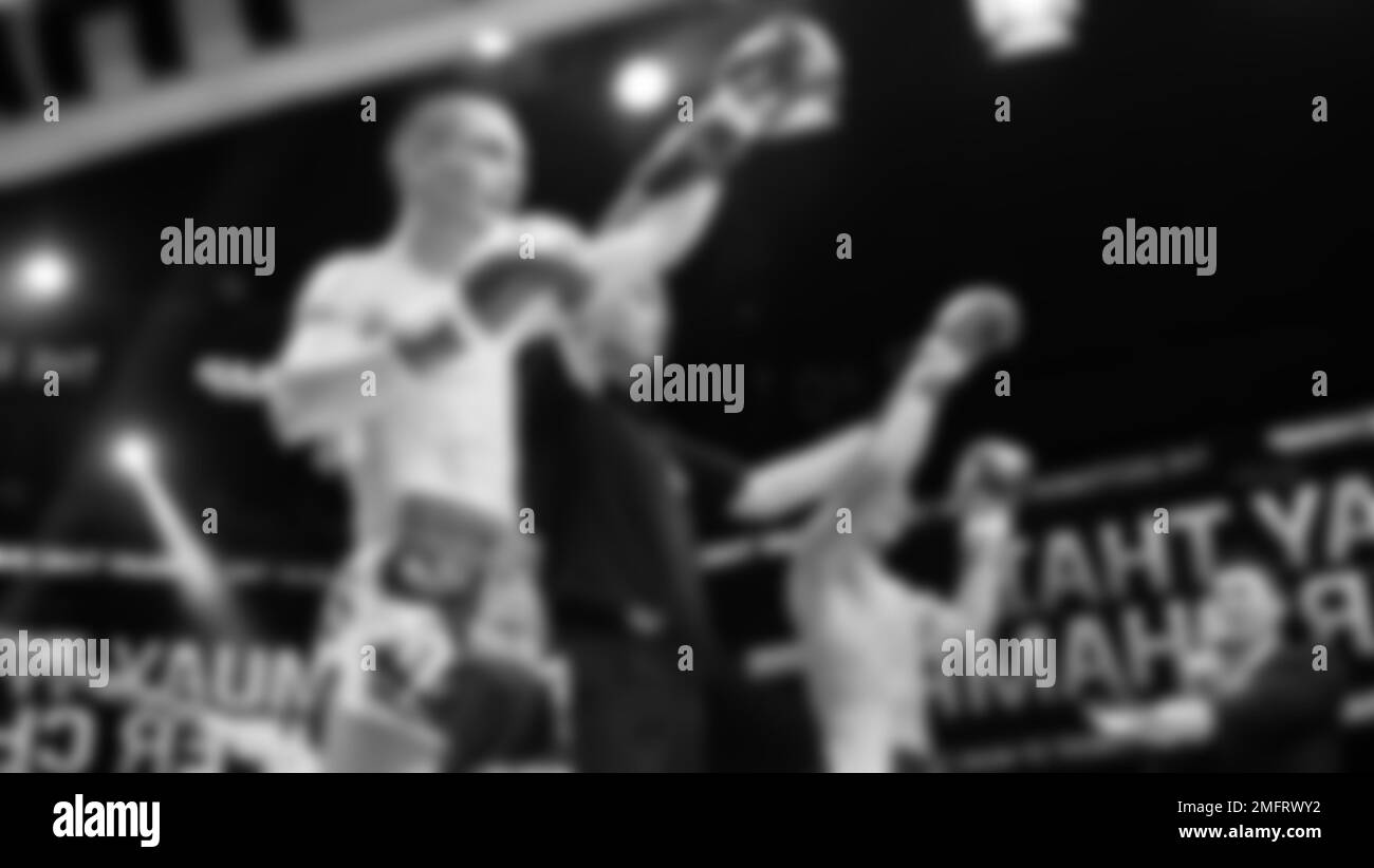 Images floues photo noir et blanc style de boxe thaï ou Muay Thai ou Kickboxing que local et boxer foriegn combattent sur le ring à l'intérieur Banque D'Images